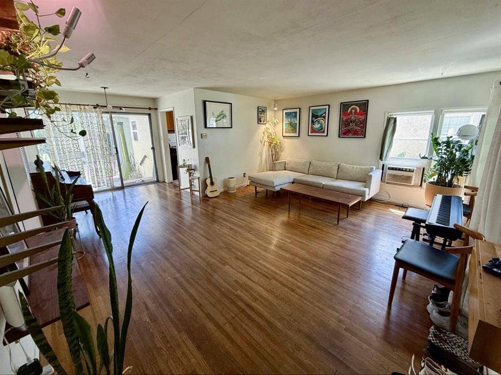 Cozy Long Beach Home – Room Open