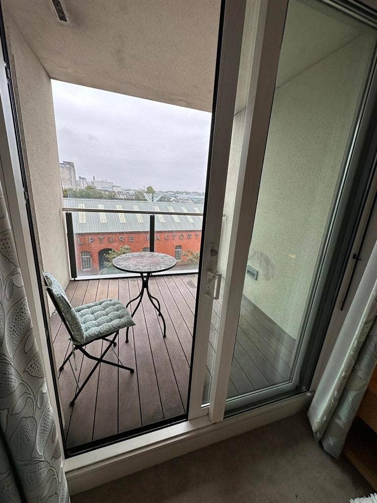 Room in Luxury Apartment Cork City