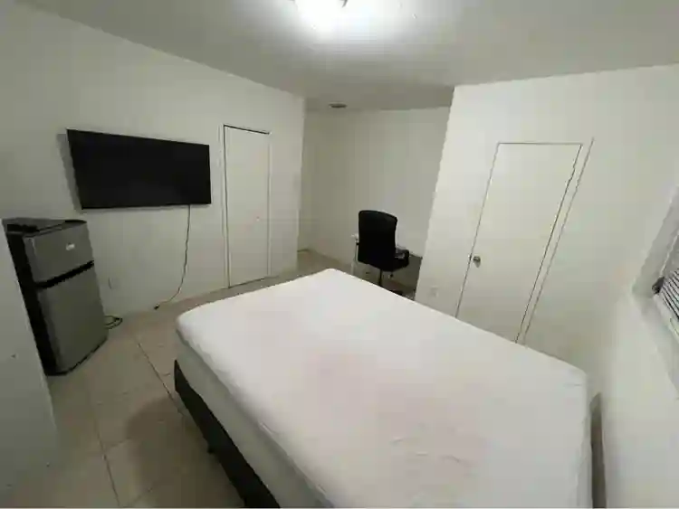 PAZ! Habitacion espaciosa amueblada