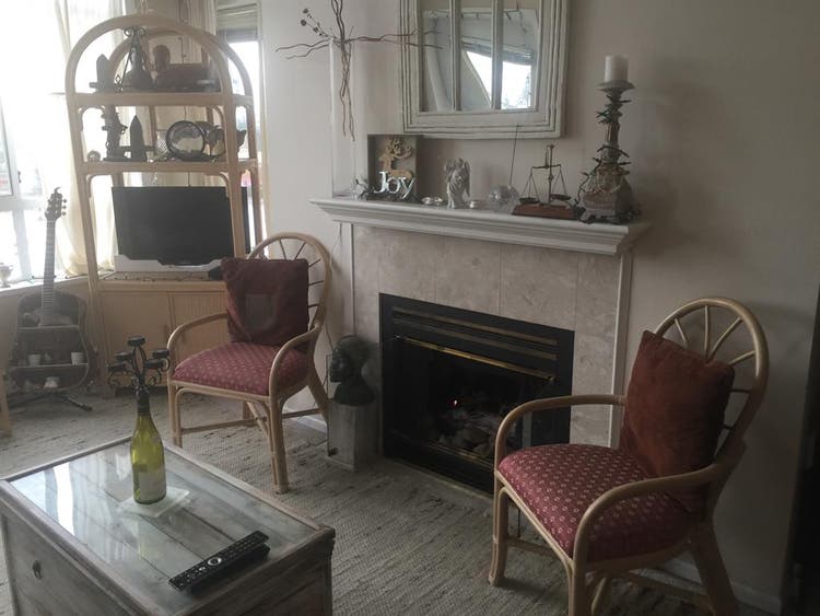 SHARE 2 BEDROOM CONDO