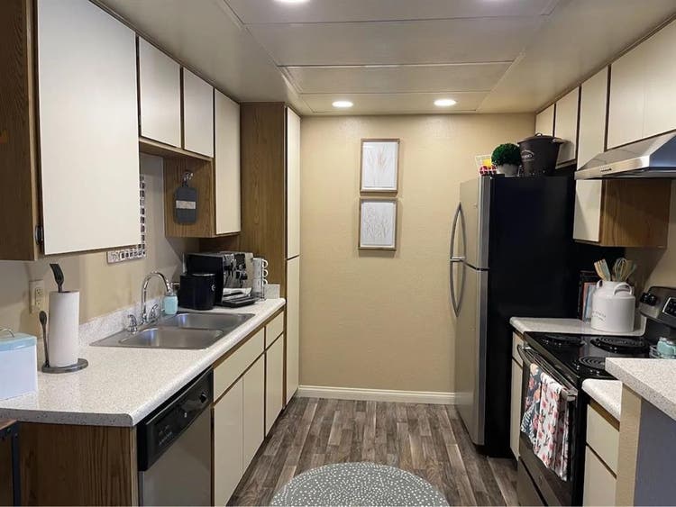 Looking for a cool roommate! 🍁✅