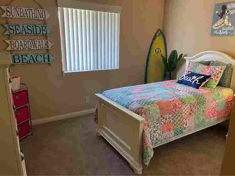 Looking for a cool roommate! 🍁✅