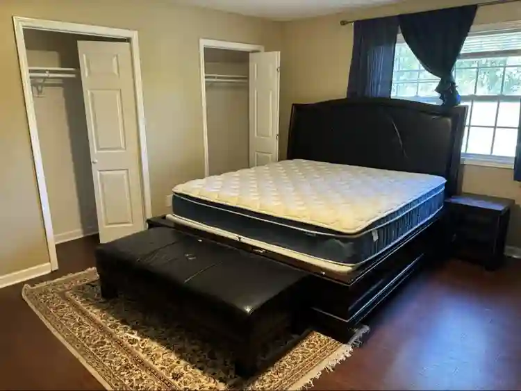 Lg room w/own bathroom in Decatur
