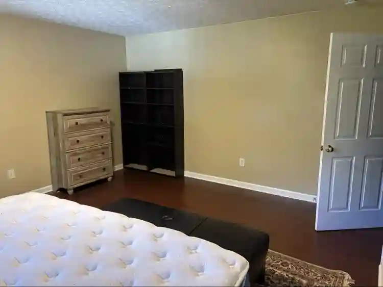 Lg room w/own bathroom in Decatur