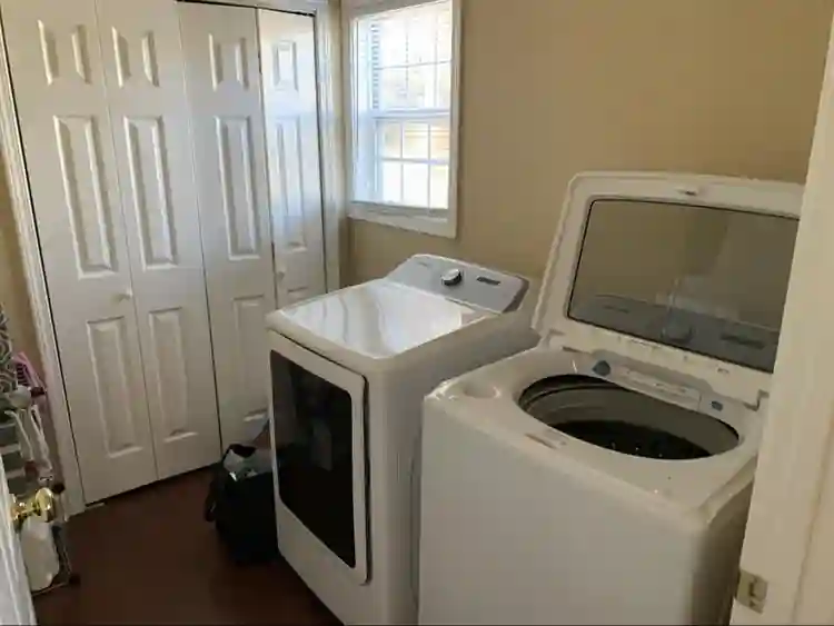 Lg room w/own bathroom in Decatur