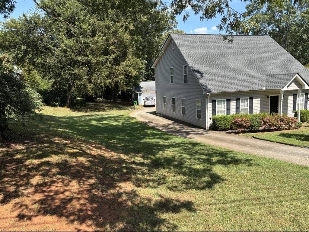 Lg room w/own bathroom in Decatur