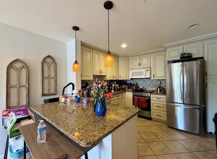 Sunny 2br apt in Cambridge