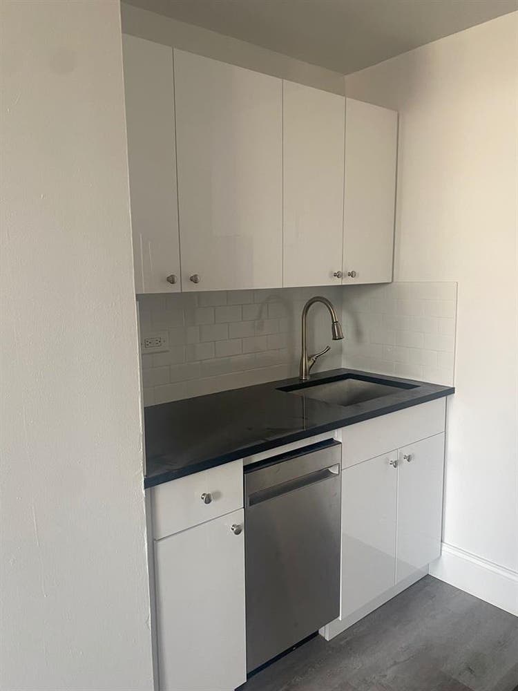 ✨Budget-Friendly Room in Midtown✨