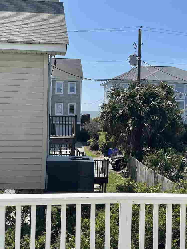 Colorful Beach House close to Town