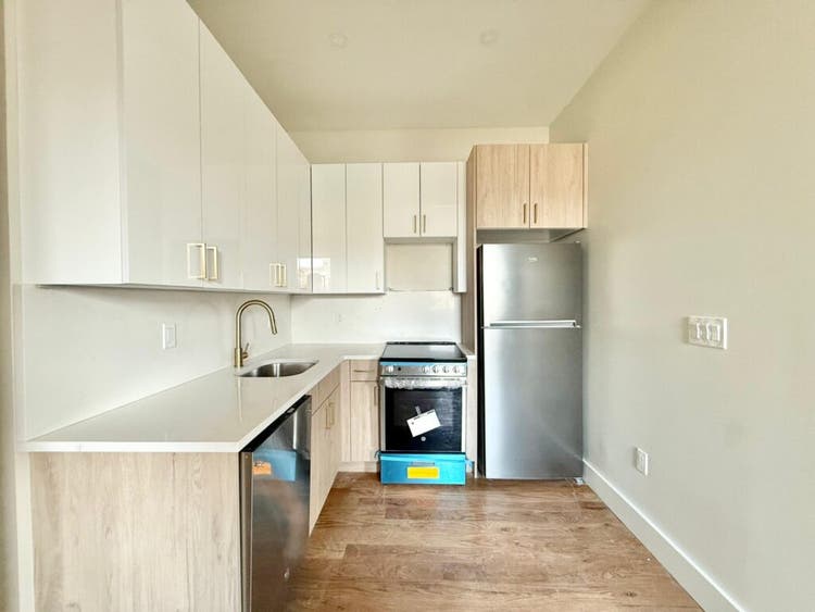 Kent Ave – 802 w/private bathroom