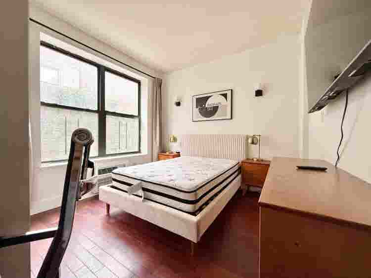 Starr St – ( minute to Manhattan)