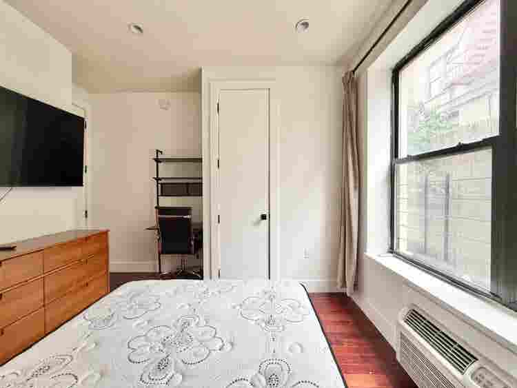 Starr St – ( minute to Manhattan)