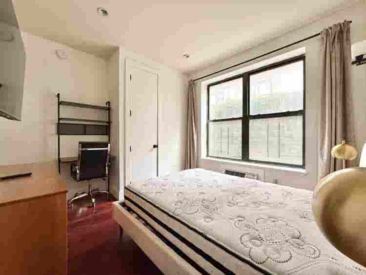 Starr St – ( minute to Manhattan)