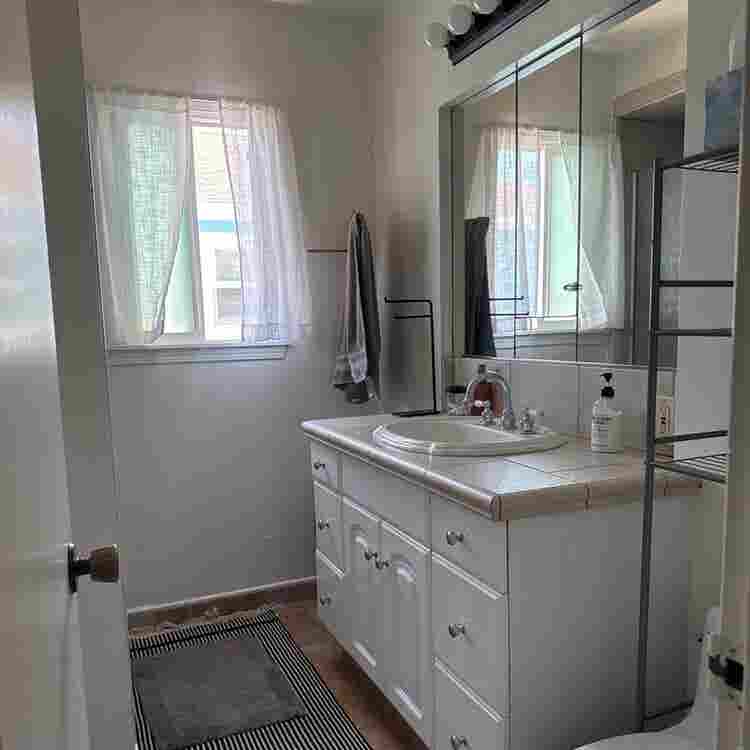 1 room 
avail OCT 1st