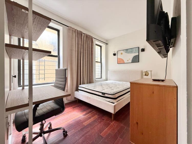 Starr St – ( minute to Manhattan)