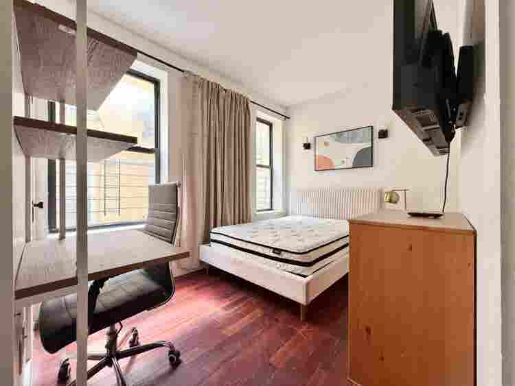 Starr St – ( minute to Manhattan)