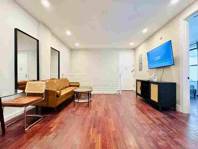 Starr St – ( minute to Manhattan)