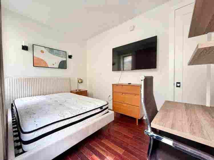Starr St – ( minute to Manhattan)