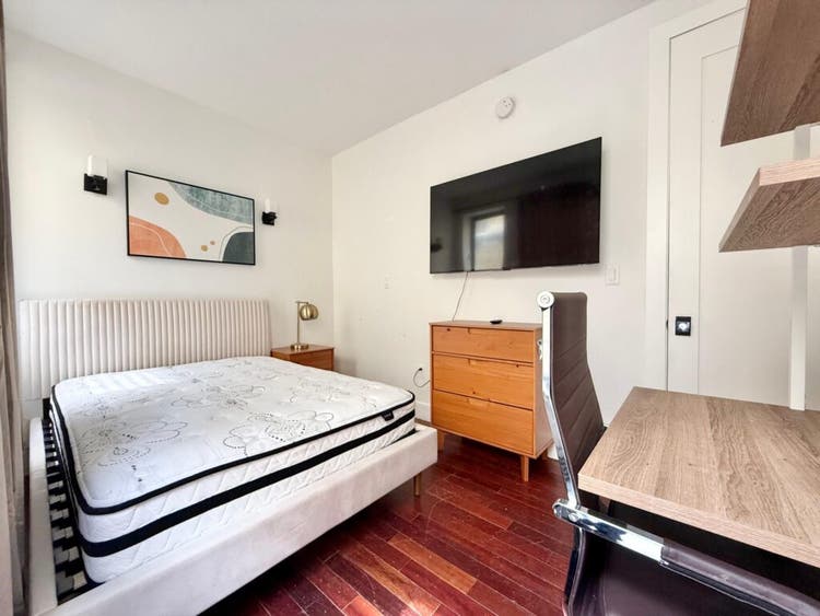 Starr St – ( minute to Manhattan)