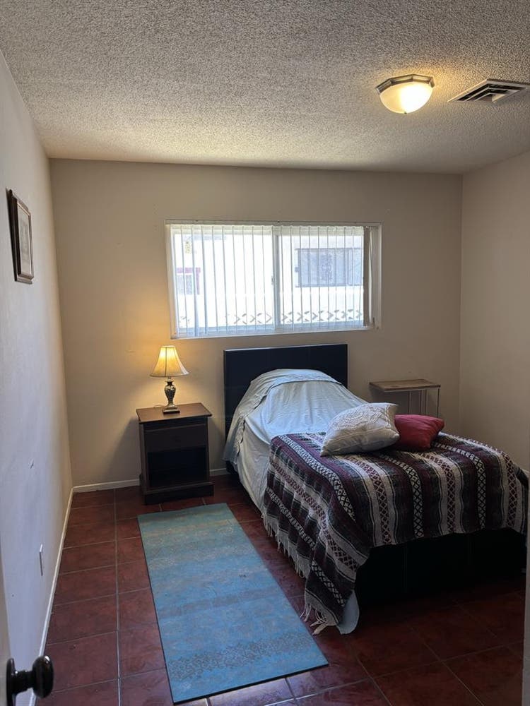 NICE PRIVATE ROOM FOR MONTLY RENT