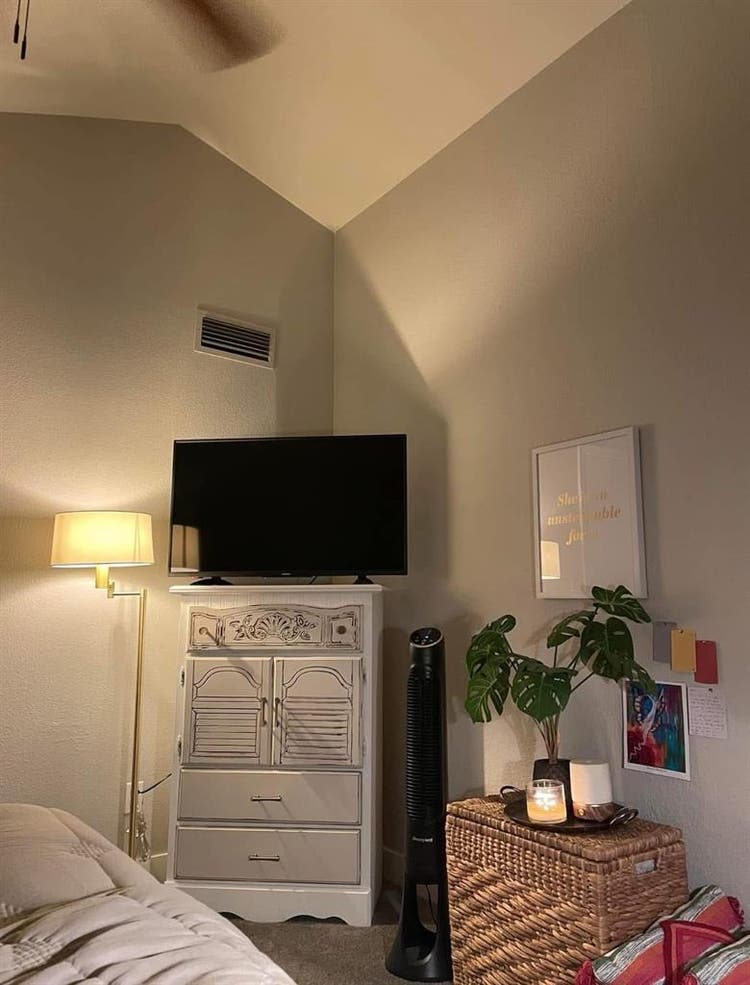 New Listing ROOM FOR RENT