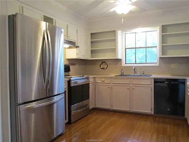 Private room or whole house for 4