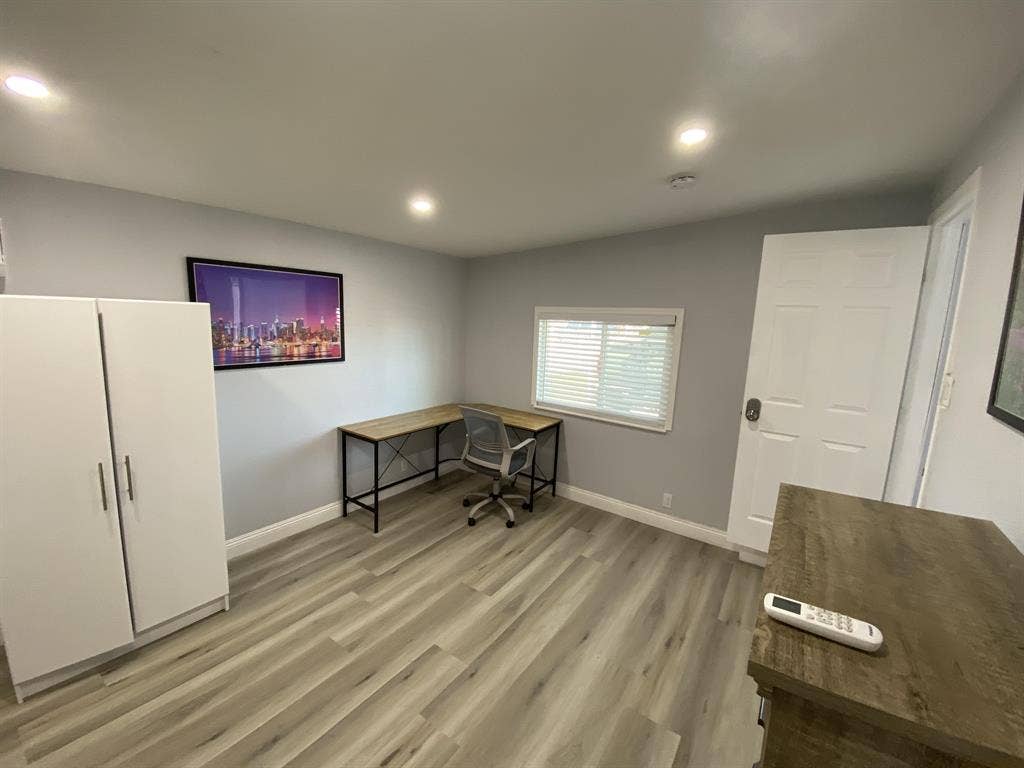 Modern & newly-renovated ROOM