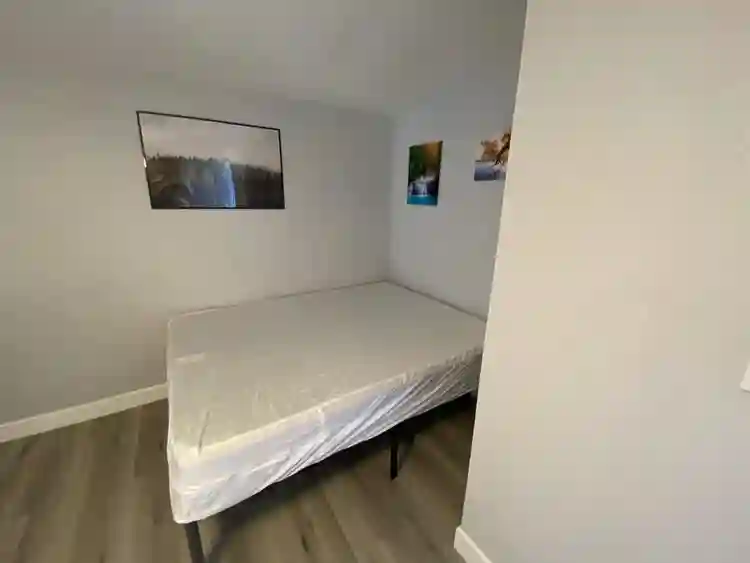 Modern & newly-renovated ROOM