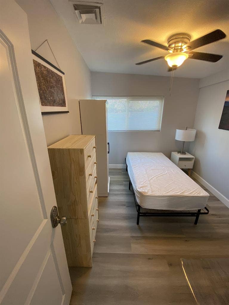 Modern & newly-renovated ROOM