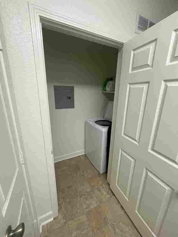 Clean & responsible roommate wanted
