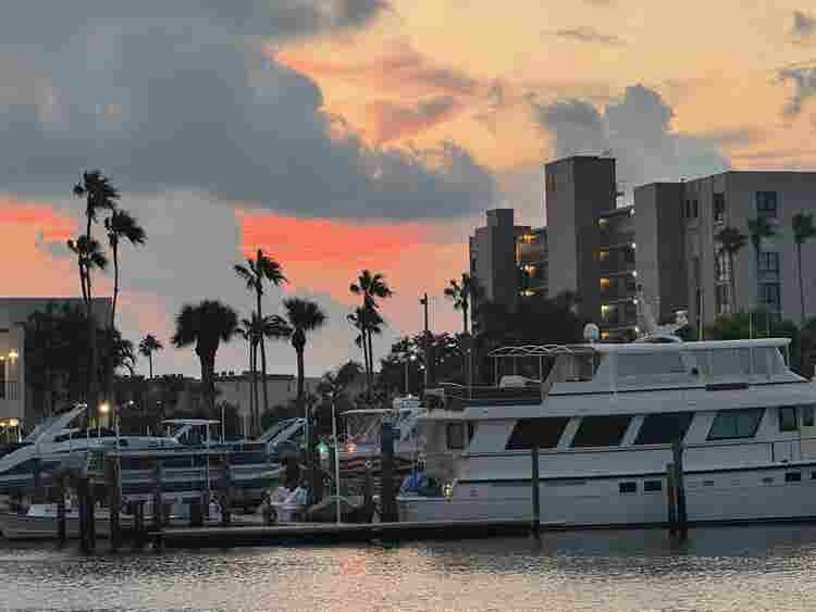 Luxury 2nd floor Waterfront Condo!