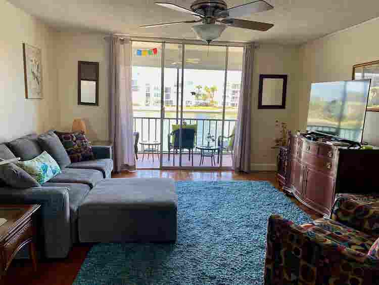 Luxury 2nd floor Waterfront Condo!