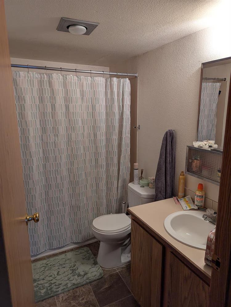 Private room & bathroom available