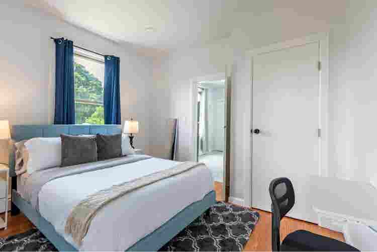 Private Bedroom in Safe Location