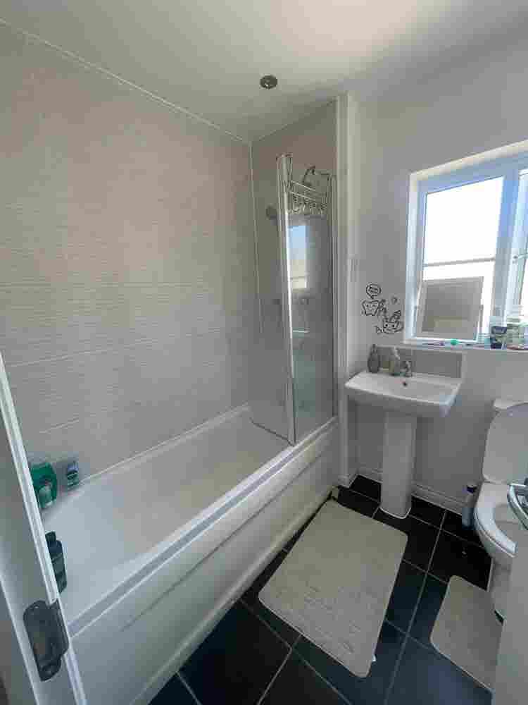 📢 Double Room for Rent – West Swin