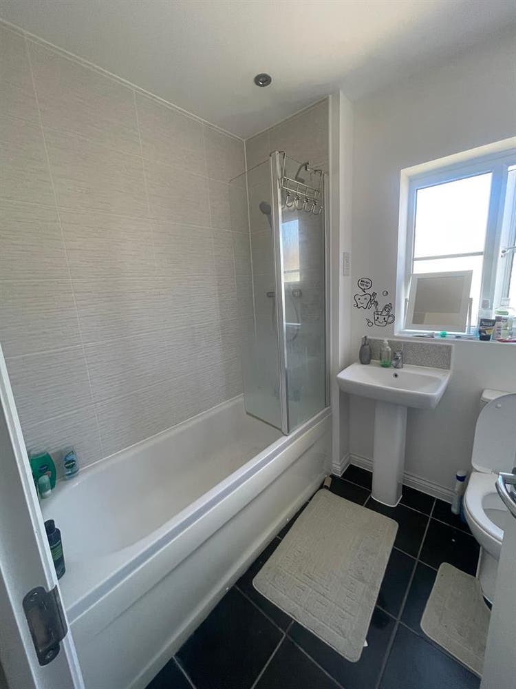 📢 Double Room for Rent – West Swin