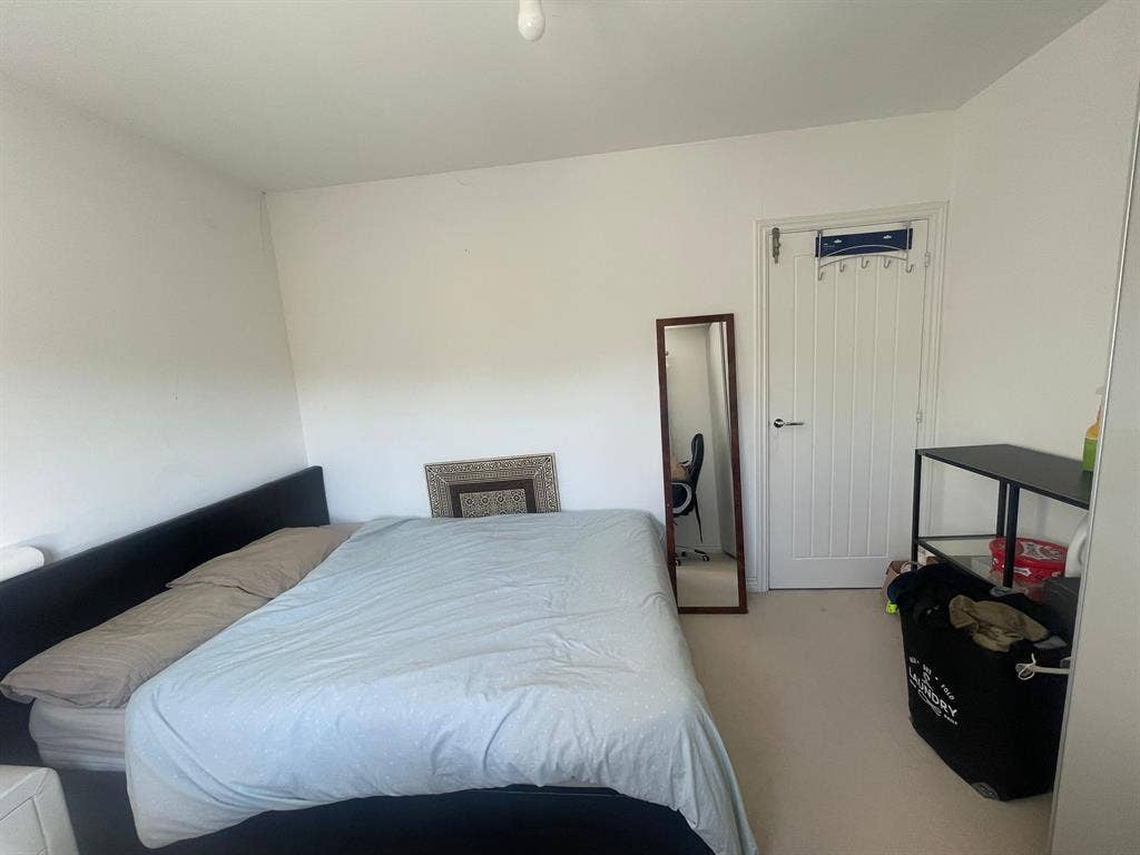 📢 Double Room for Rent – West Swin