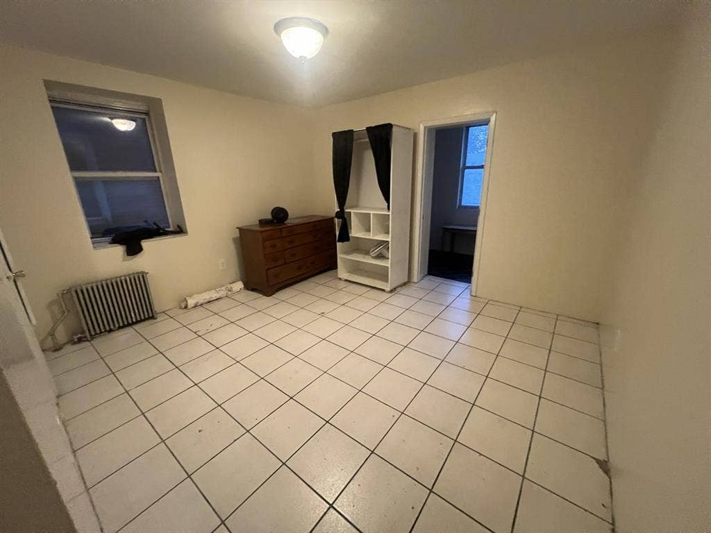 Spacious Room - Near Metro Northh
