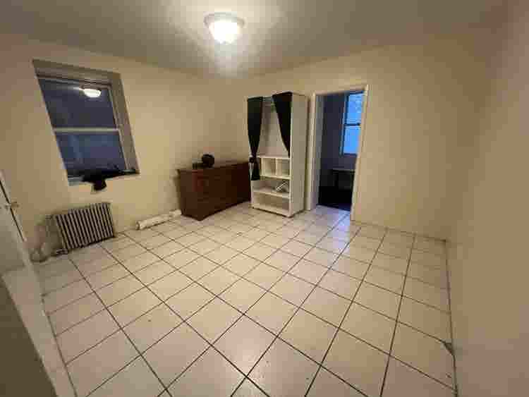 Spacious Room - Near Metro Northh