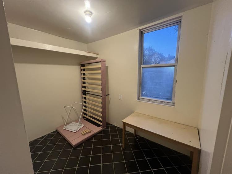 Spacious Room - Near Metro Northh
