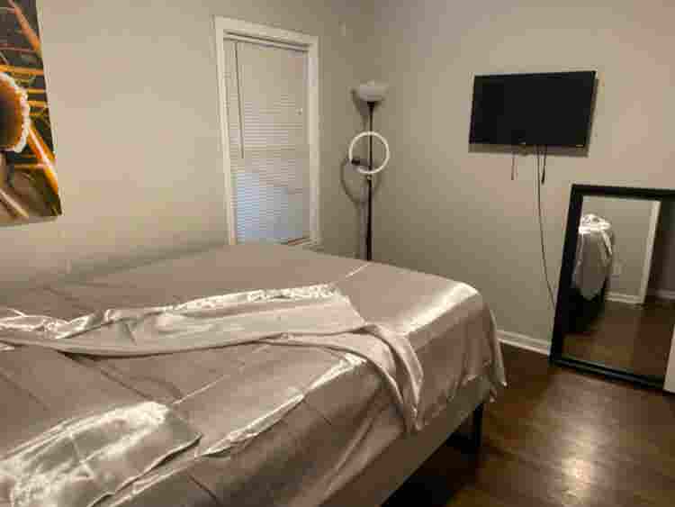 Queen bed, WiFi, tv, closet space.