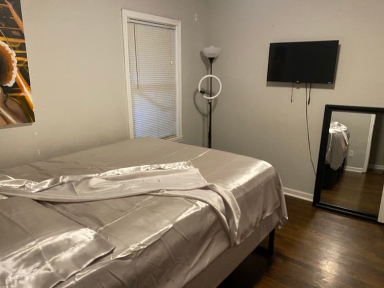 Queen bed, WiFi, tv, closet space.