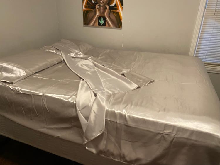 Queen bed, WiFi, tv, closet space.