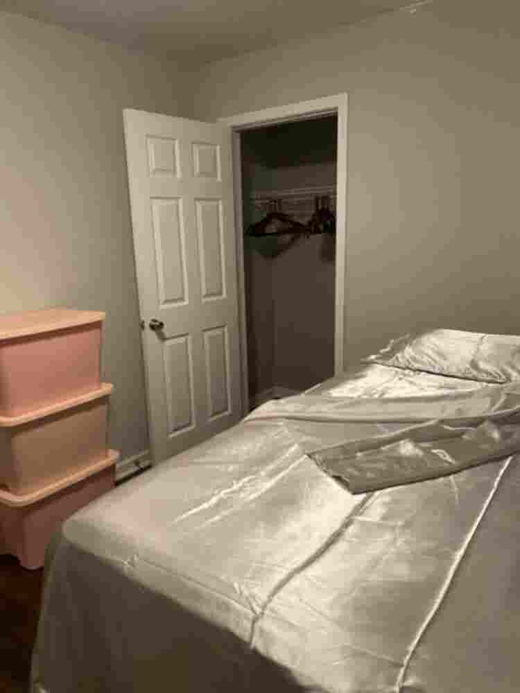 Queen bed, WiFi, tv, closet space.