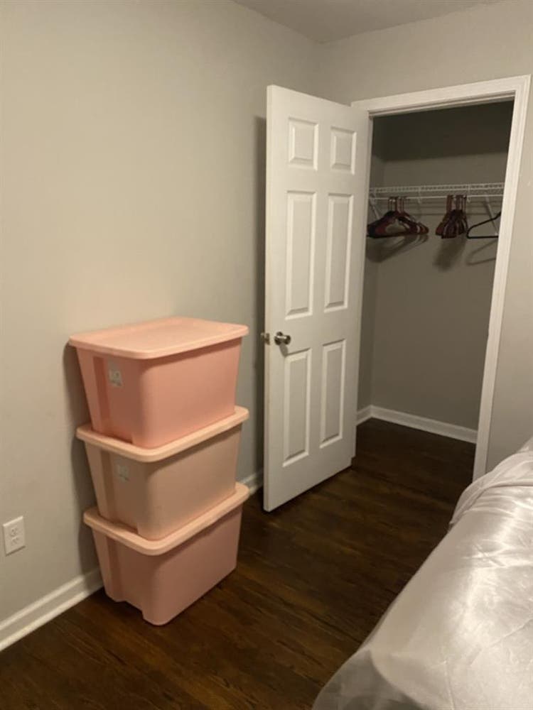 Queen bed, WiFi, tv, closet space.