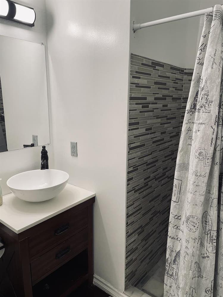 MASTER BEDROOM FOR RENT.