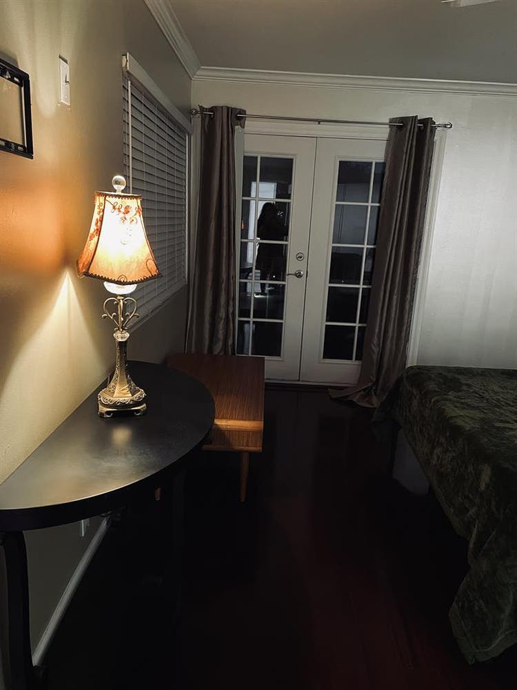 MASTER BEDROOM FOR RENT.