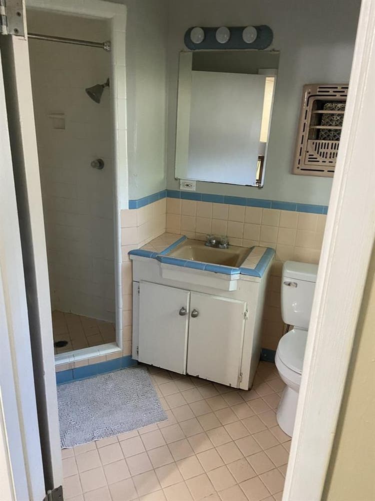 Furnished room with pvt bathroom
