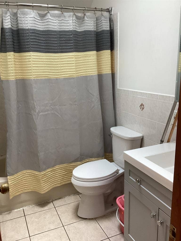 Maspeth small room/ pvt/house/