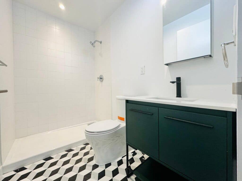 Dekalb Ave – Laundry + rooftop